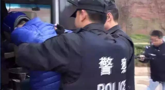 民警抓捕嫌疑人后让其和儿子告别,民警在抓捕后允许嫌疑人与儿子告别